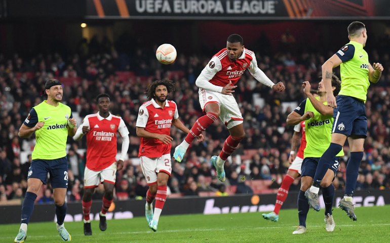 Arsenal sofre, mas vence e está nas oitavas de final da Liga Europa