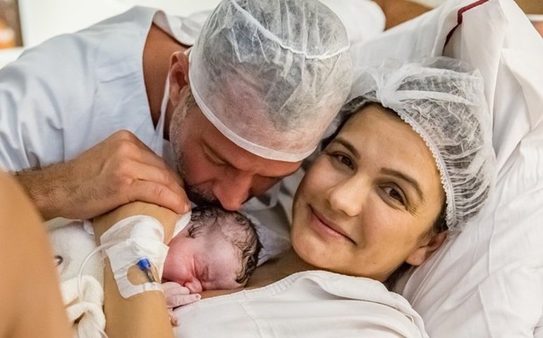 Filho caçula de Malvino Salvador e Kyra Gracie é internado na UTI