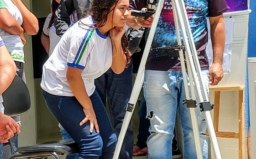 Alunos da Rede Municipal observam minieclipse no planetário de Arapiraca