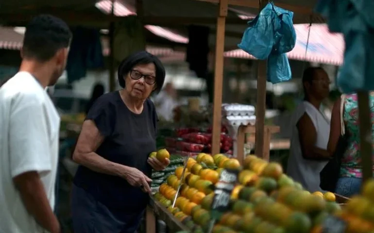 Consumo nos lares brasileiros cresce 2,25% em fevereiro de 2025 ante 1 ano antes, mostra Abras