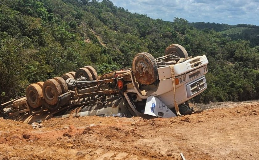 Motorista de caminhão-pipa morre em acidente durante obras na AL-101 Norte, em Maceió