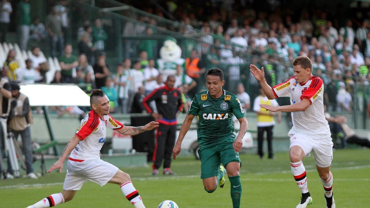 Flamengo vence o América-MG e volta ao 2º lugar