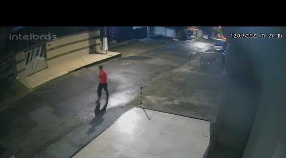 Homem tem moto roubada na porta de casa em Aracaju; VÍDEO.jpg