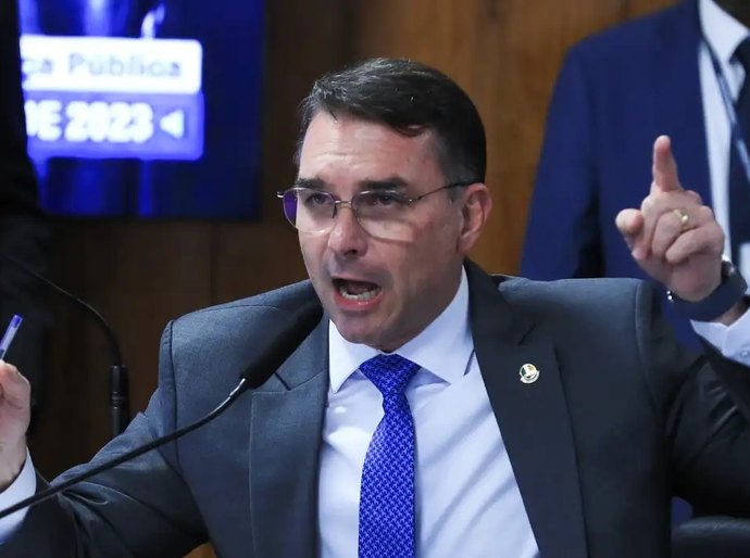 Em dia de operação contra Jair Bolsonaro, Flávio desembarca na Europa