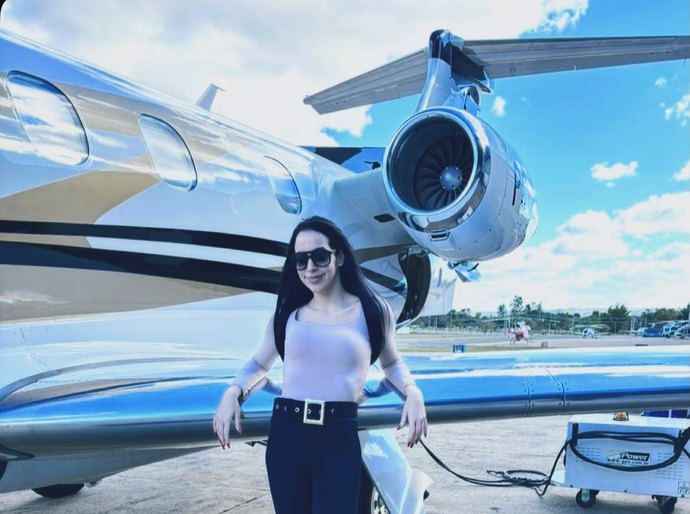 'Stephanie Vilarinho, influenciadora brasileira se destaca com uma carreira multifacetada'