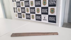 Pedaço de madeira encontrada no corpo da vítima.