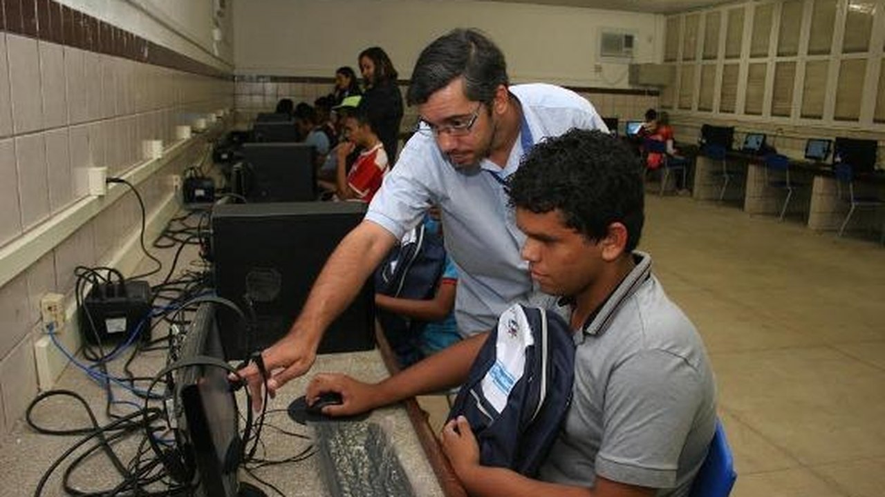 ‘Aprender com Micro’ promove melhoria em laboratórios de informática