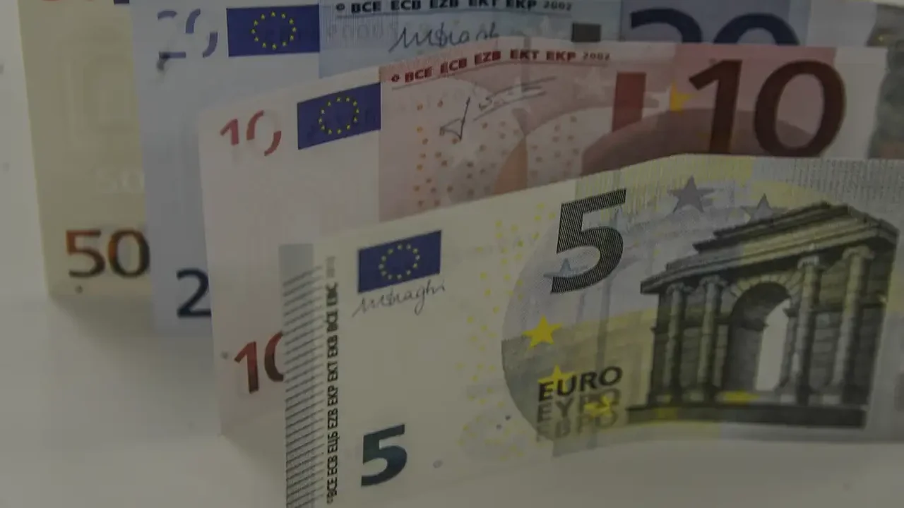 França faz corte adicional de 4,7 bilhões de euros em despesa para cumprir meta de déficit