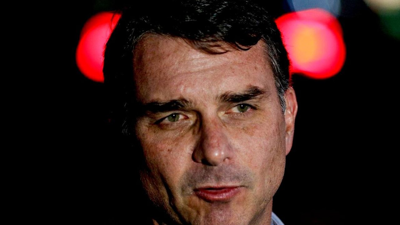 Flávio Bolsonaro pede desculpas a Michelle e defende união da família