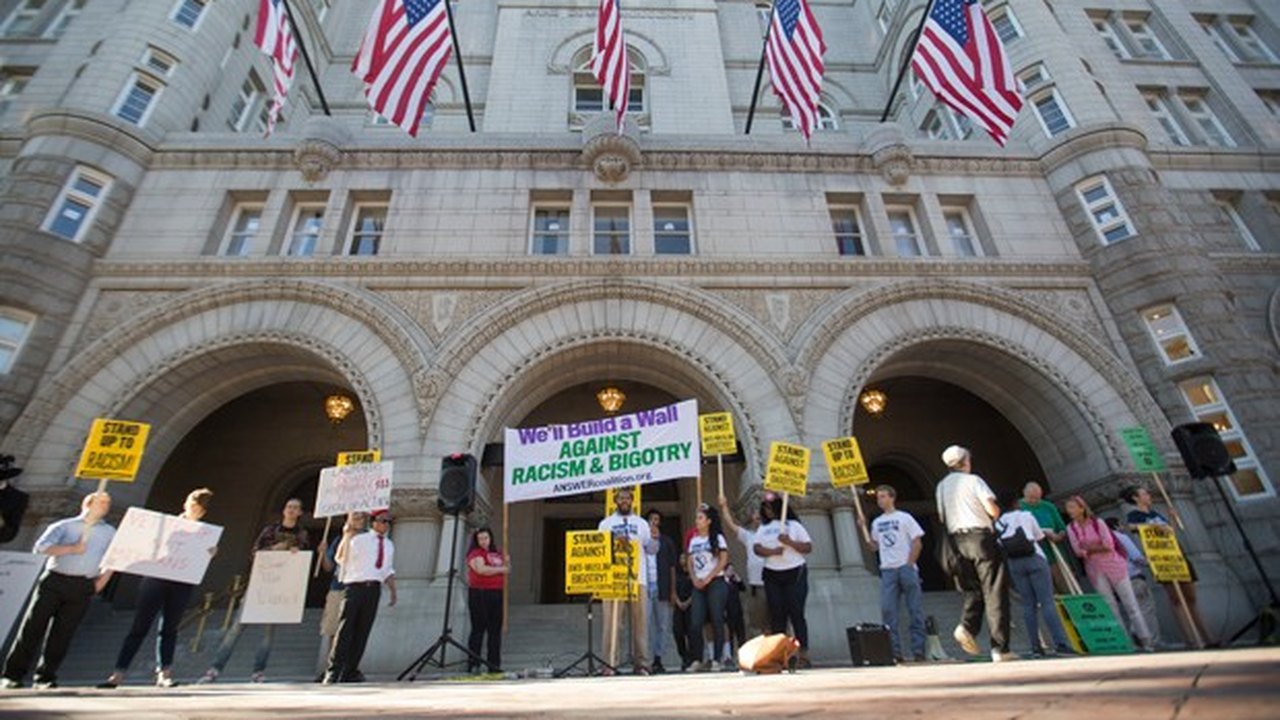 Grupo faz protesto em frente a novo hotel de Trump em Washington