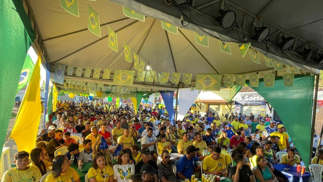 Arena Branquinha reúne centenas de pessoas na estreia do Brasil na Copa do Mundo