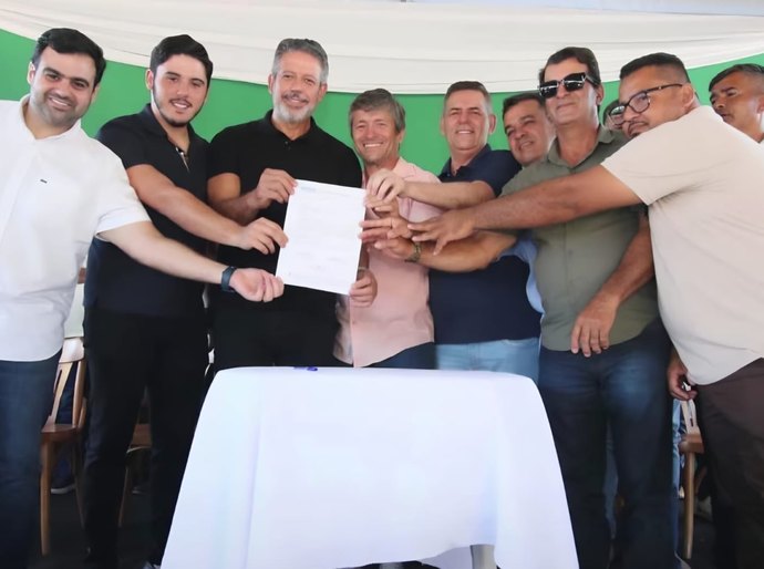 Arthur Lira garante recursos e assina com Geo Cruz ordem de serviço para pavimentação em Ibateguara