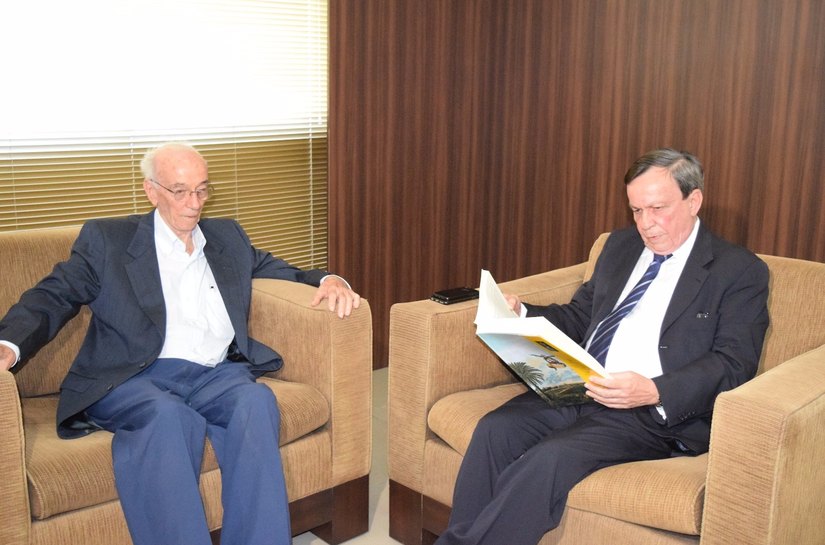Presidente da ALE recebe a visita do escritor Francisco Reynaldo
