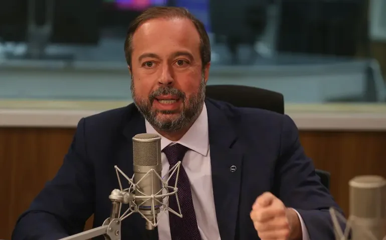 Volta do horário de verão é avaliada internamente pelo governo, diz ministro de Minas e Energia