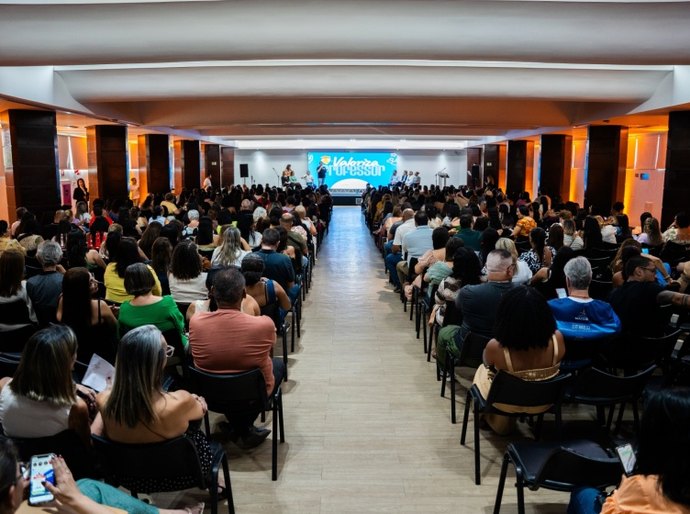 Missão de vida: Centenas de professores da rede pública municipal participam de evento comemorativo ao Dia do Professor