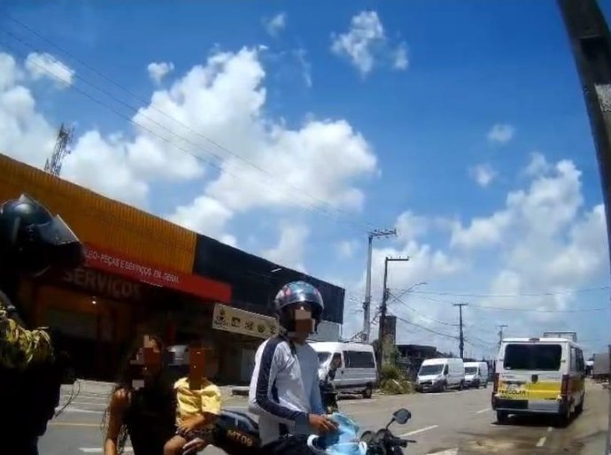 Motociclista inabilitado é flagrado transportando duas crianças na Av. Durval de Góes Monteiro