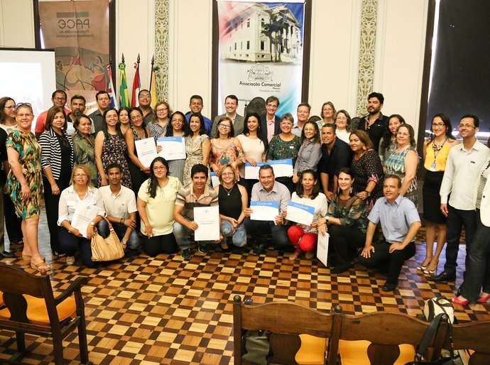Professores capacitados na metodologia Despertar recebem certificados