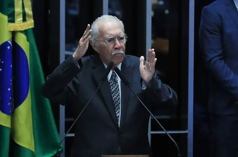 José Sarney é internado em UTI após procedimento abdominal