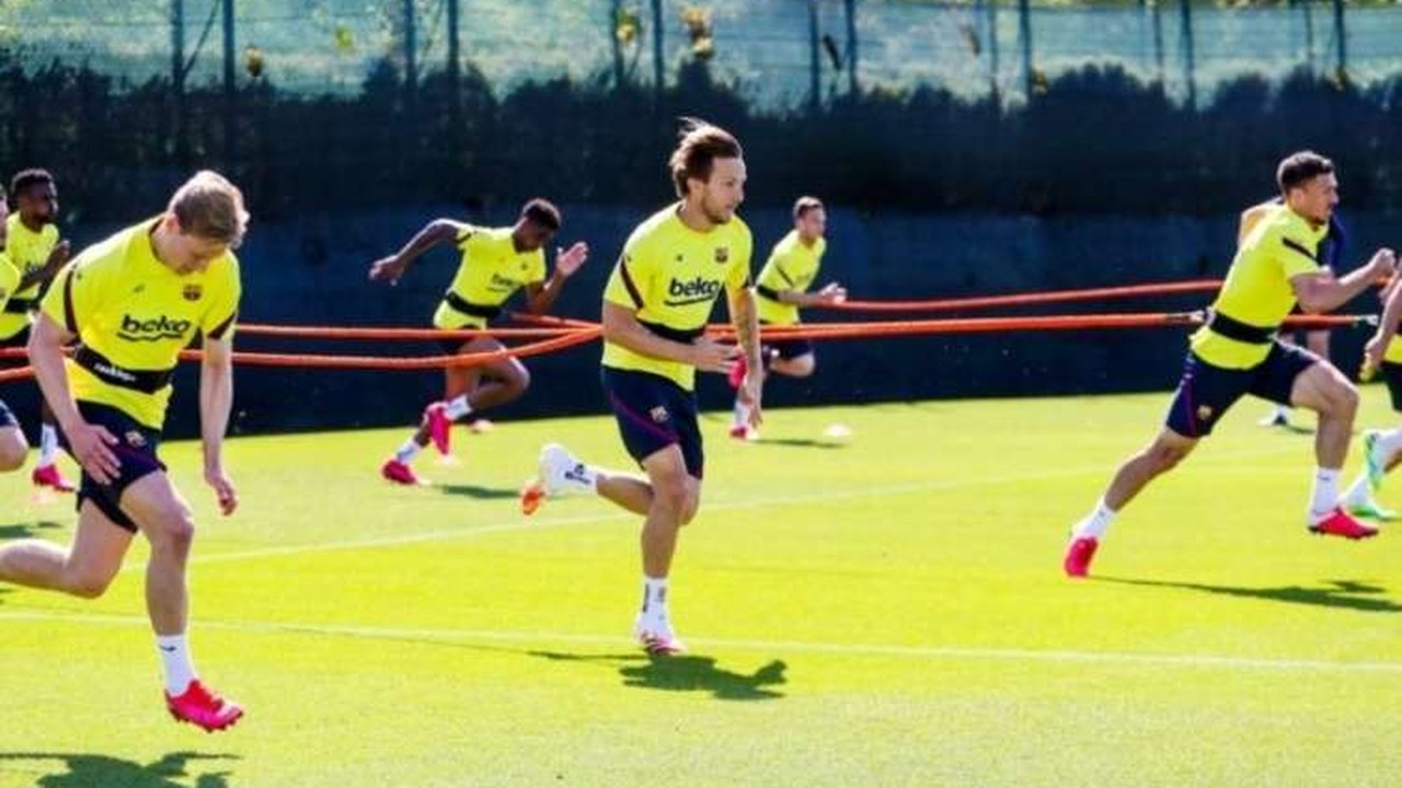 Barcelona revela que um jogador do elenco testou positivo para covid-19