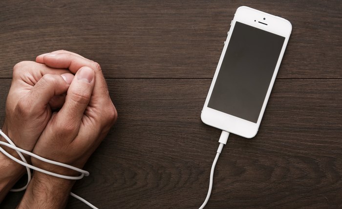 Nomofobia, ou medo de estar sem celular, pode causar ansiedade, depressão e isolamento