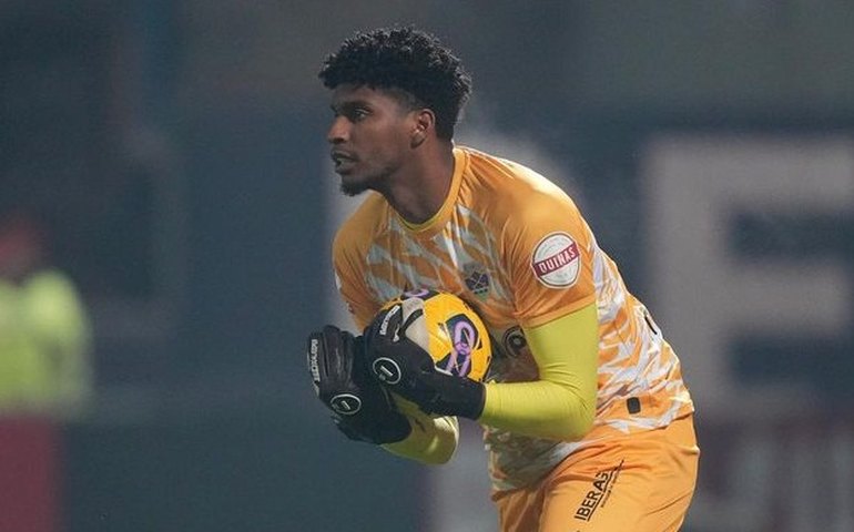 Ex-Flamengo, Hugo Souza faz defesa incrível em partida do Campeonato Português; vídeo