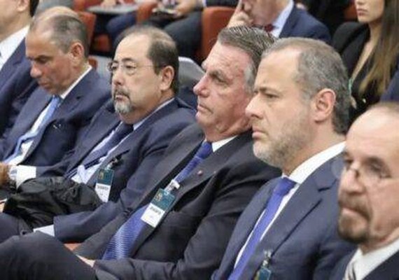 Bolsonaro acompanha julgamento no STF e fica frente a frente com Moraes