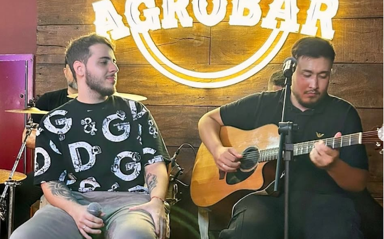 Eduardo e Mateus divulgam o single “Amando Assumido”
