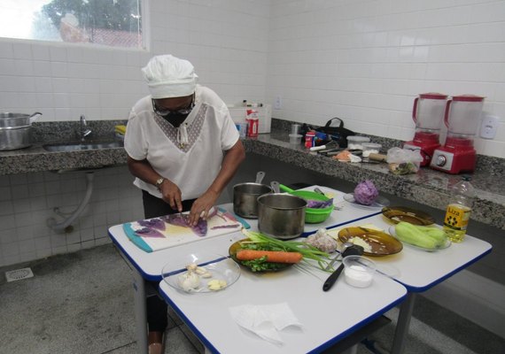 Merendeiras da SEMED Penedo recebem assistência da Secretaria de Saúde