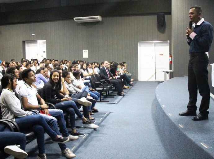 Esmal promove palestra sobre malefícios do uso de drogas para estudantes da rede pública