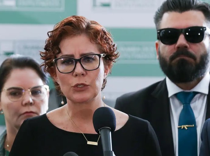 Câmara autoriza licença de 127 dias à deputada Carla Zambelli