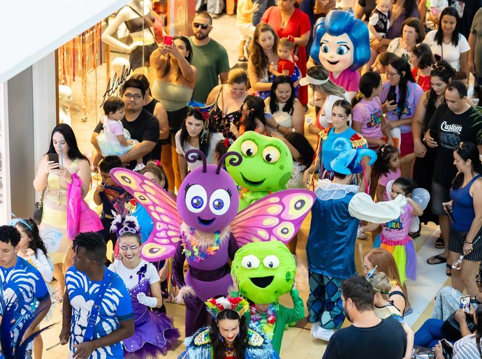 Bonecos gigantes, escola de samba e cortejo gratuito integram novo bloco de Carnaval