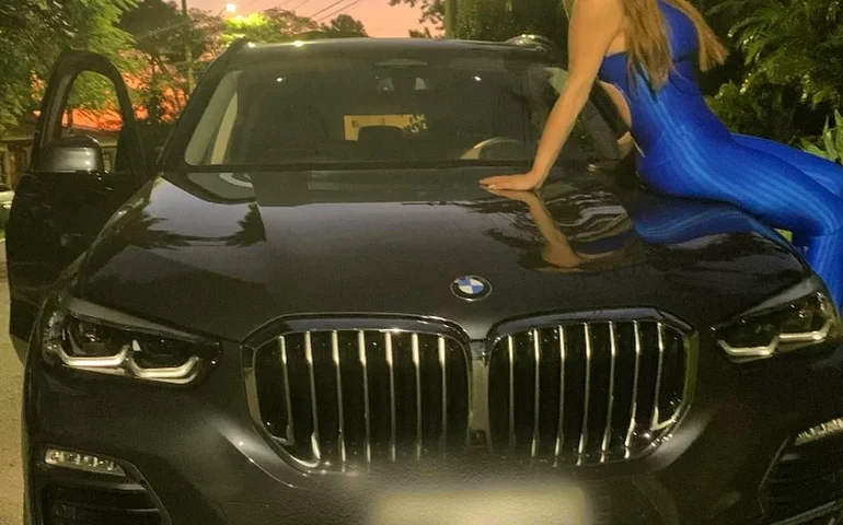 Simony devolve carro de luxo presenteado por 'admirador secreto'