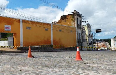 Risco de desabamento de imóvel gera interdição de via do Centro Histórico de Penedo