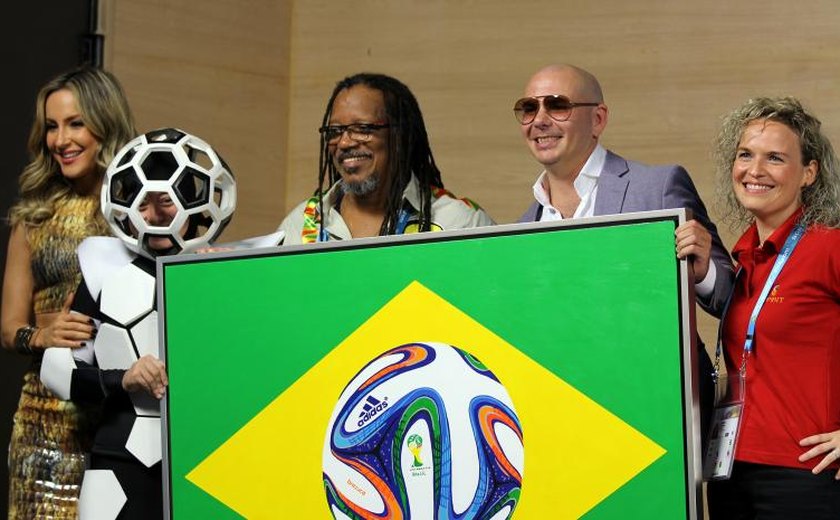 Pitbull, Claudia Leitte e João Jorge do Olodum comentam a música oficial da Copa