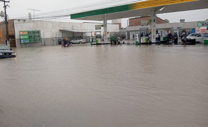 Rua completamente inundada no bairro Santa Lúcia, em Maceió, com chuvas nesta semana