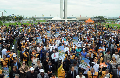 Em ponto alto da mobilização, prefeitos protestam nos gramados do Congresso Nacional