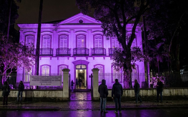 Casarão do Retiro dos Artistas é iluminado de violeta em campanha contra a violência à pessoa idosa