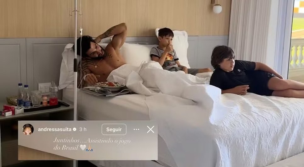 Após cancelar show, Gusttavo Lima aparece tomando medicação na veia durante jogo do Brasil - Foto: Reprodução/Instagram