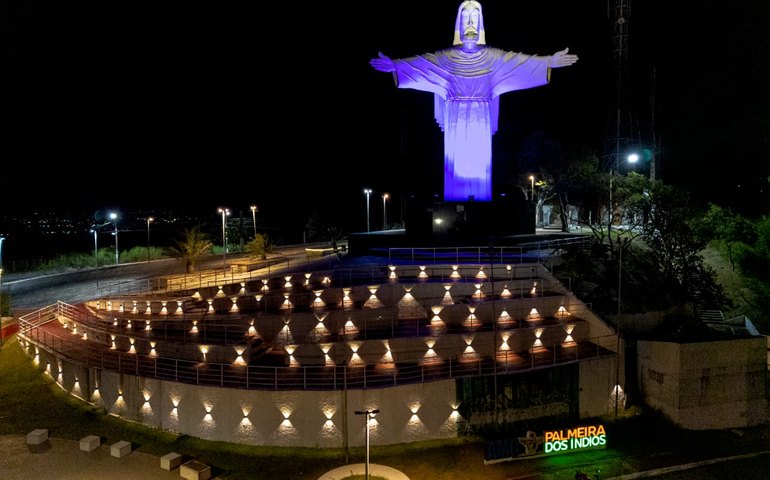 Cristo do Goiti recebeu iluminação azul em apoio à campanha Novembro Azul