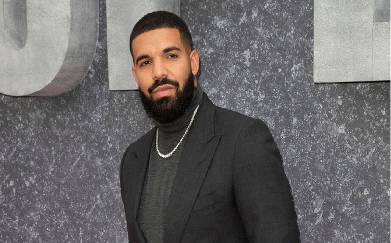 Drake faz show depois de cinco anos e anuncia novas músicas