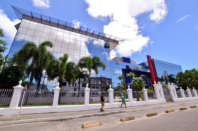 Após notícias falsas sobre atrasos de salários, Governo de Alagoas confirma pagamento de servidores para terça-feira (27)