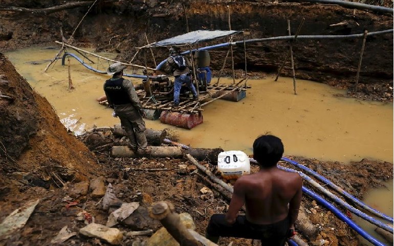 Tráfego aéreo expõe poder do garimpo ilegal na terra Yanomami