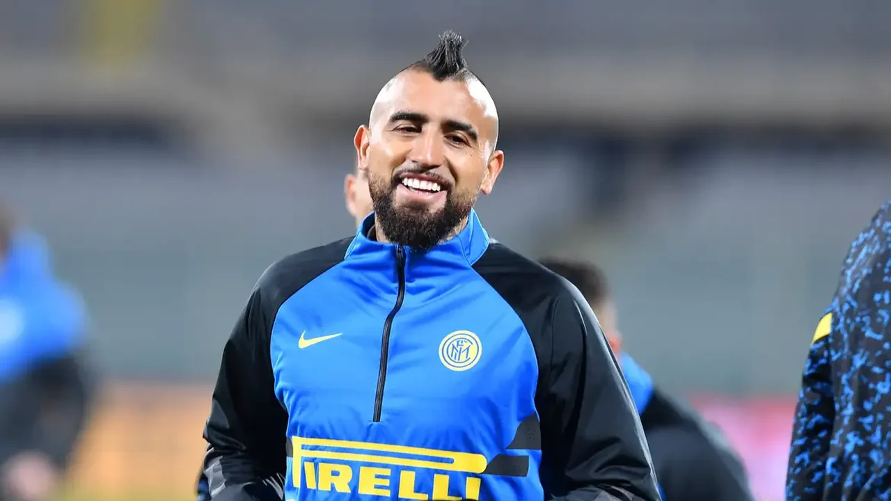 Com chegada de helicóptero e passeio a cavalo, Vidal é apresentado no Colo-Colo