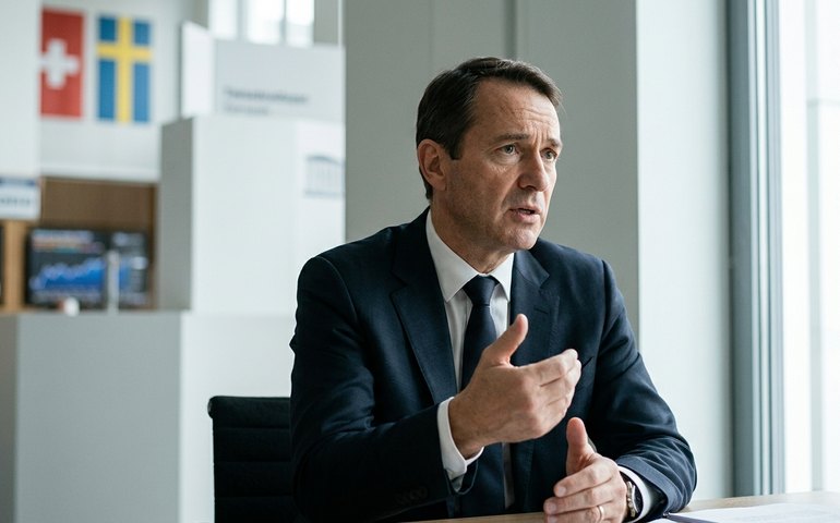 Bancos centrais da Suíça e Suécia mantêm juros diante de incertezas no Oriente Médio