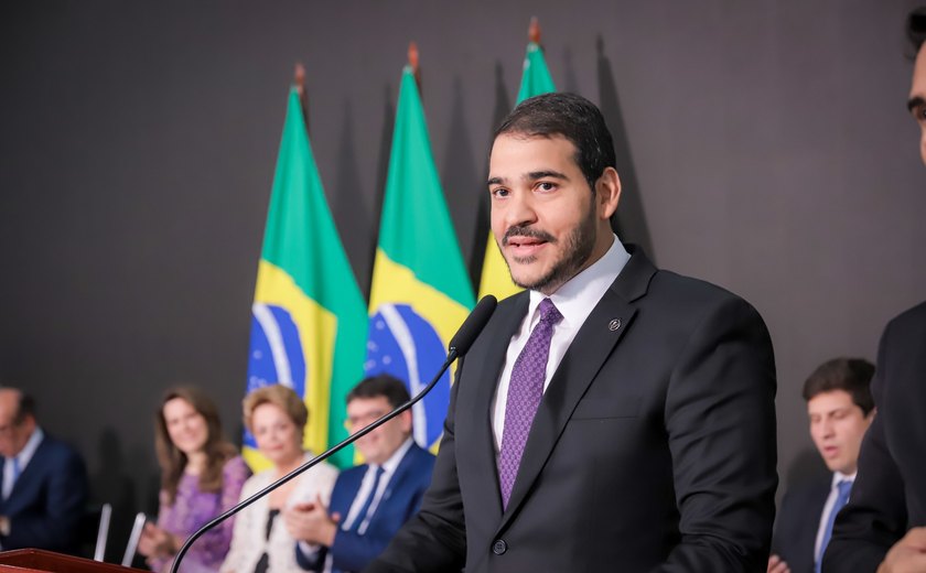 Ministro da da AGU fala em 'ataques' e diz que PF investigará com rigor explosões em Brasília