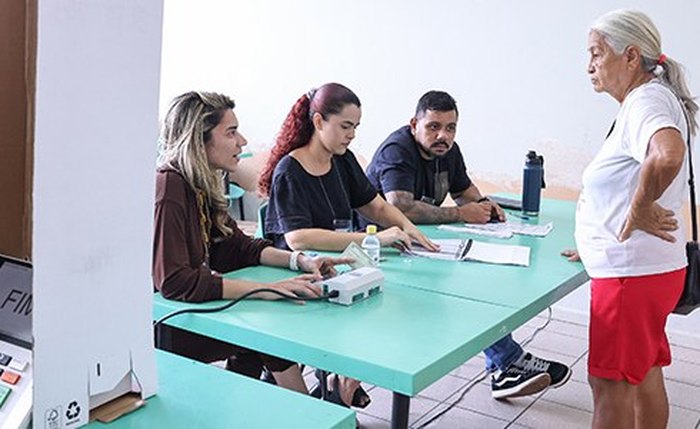 Mesários durante processo eleitoral