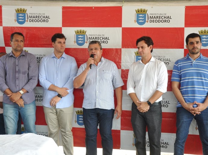 Prefeito Cacau autoriza retomada de obras de quadras poliesportivas paradas há mais de um ano