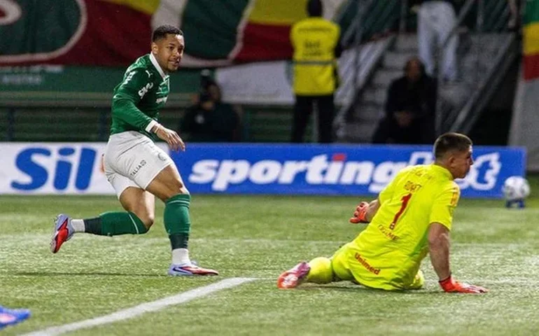 'Não dá tempo de tirar o pé': veja transcrição do VAR em lance polêmico de Palmeiras x Cruzeiro