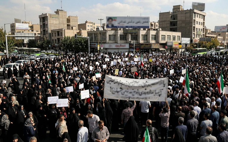 Iranianos protestam em Teerã contra ataques dos EUA e de Israel
