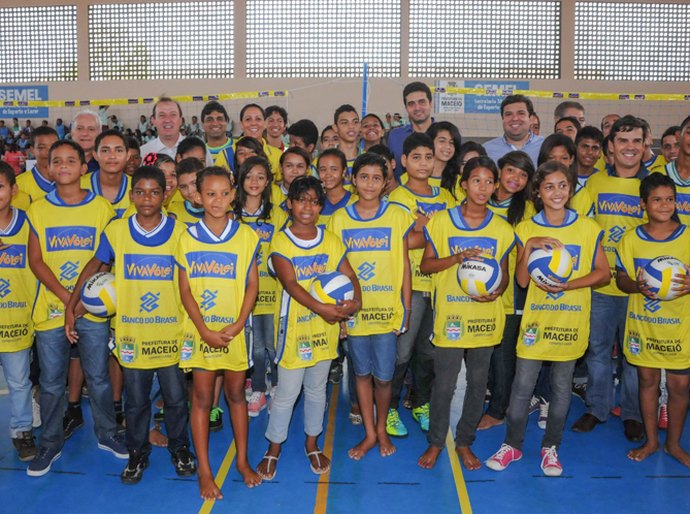 Estudantes do Jacintinho participam do Programa Viva Vôlei